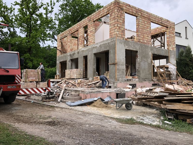 Pastato rekonstrukcija Kaune: mūrijamas antras aukštas